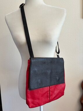 Vera Pelle Leather Crossbody Bag - Made in Italy - Bold red and black colorblock